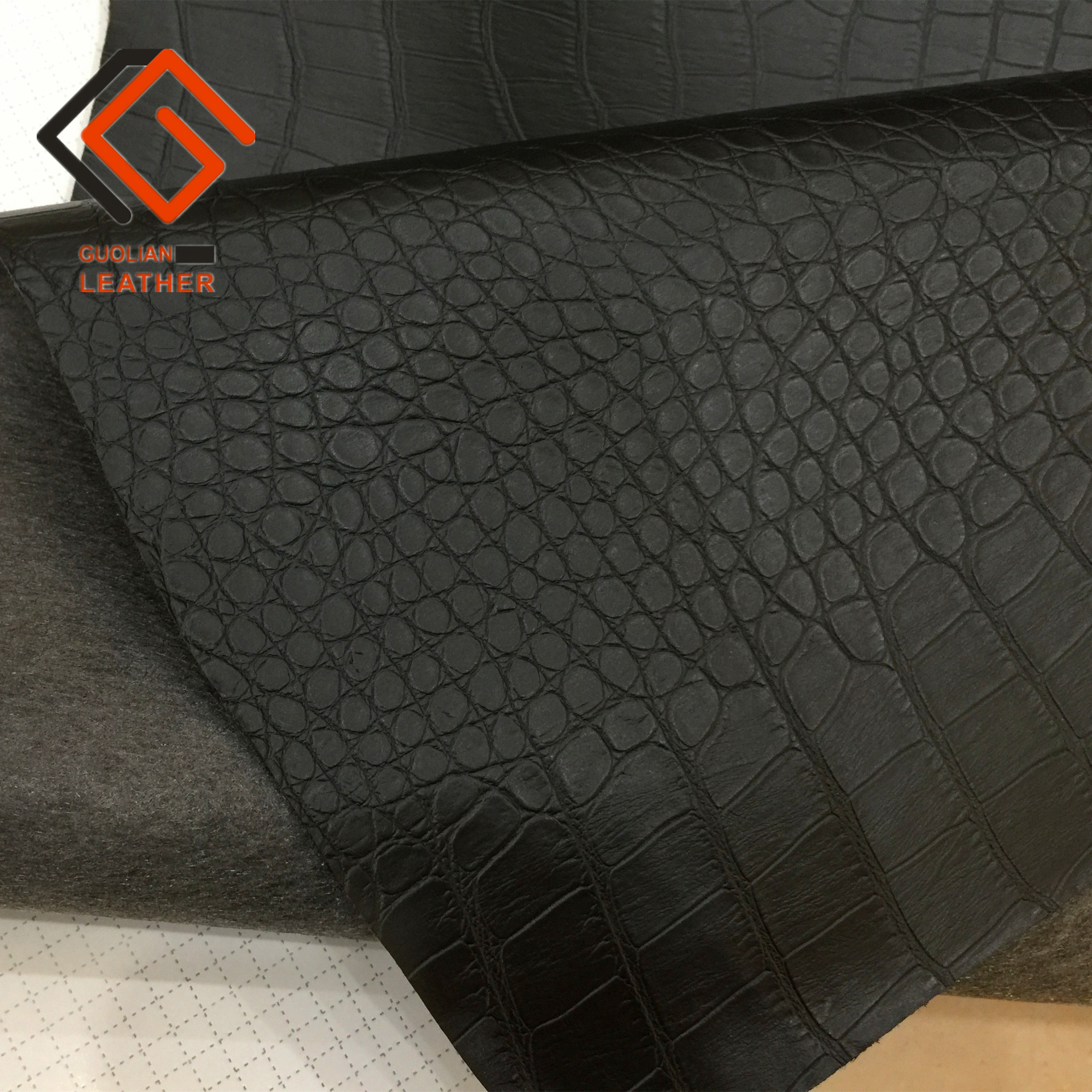 PVC人造革鳄鱼纹皮革金属不规则水刺布化妆包礼盒革皮料金属质感