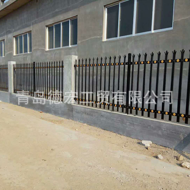 厂家供应防攀爬分叉围墙铁艺栏杆防护栏交通安全防护设施防撞设计