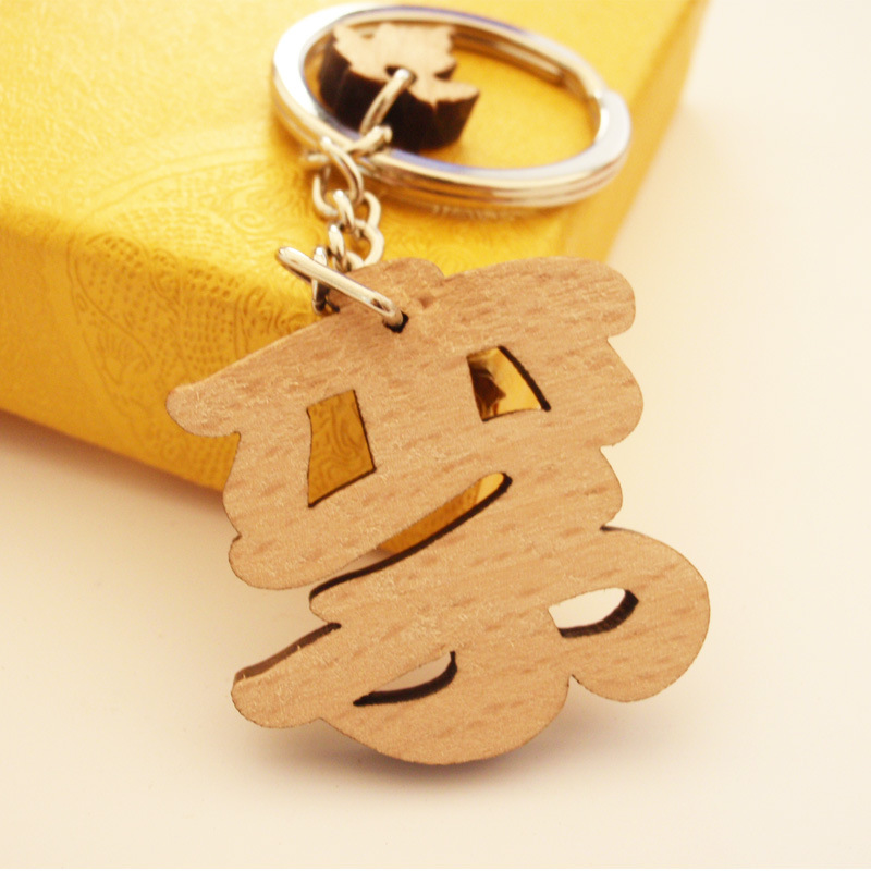 Cien nombre familiar llavero grabado por láser nombre de familia colgante de cadena de corte por láser de madera maciza marca de haya llavero