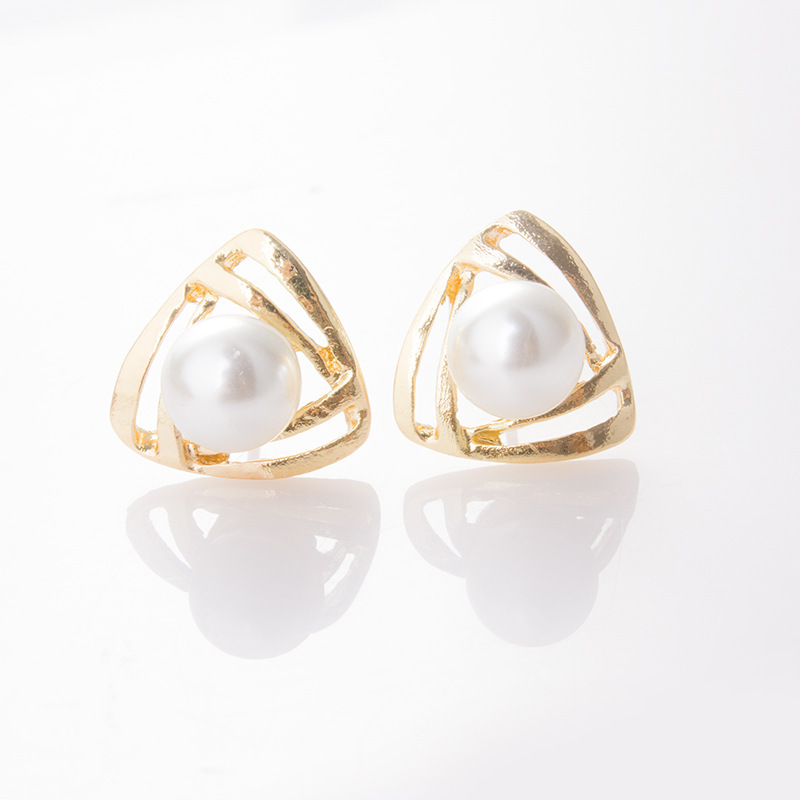 Pendientes de perlas triangulares estilo coreano - Pendientes para mujer - Fuente de joyería pequeña de Yiwu para puestos de 2 yuanes