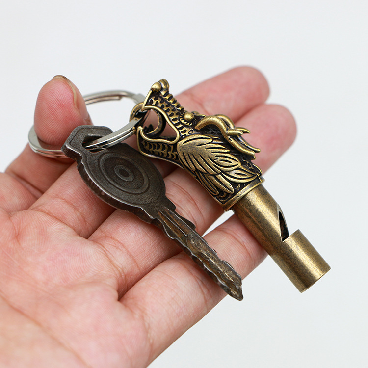 Latón retro grifo silbato accesorios del coche llavero colgante hombres y mujeres al aire libre supervivencia fábrica al por mayor
