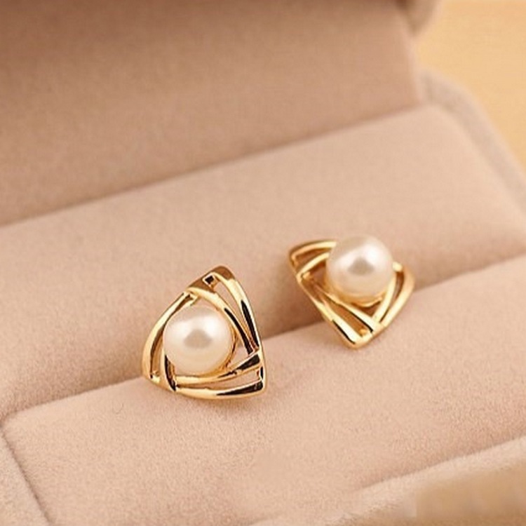 Pendientes de perlas triangulares estilo coreano - Pendientes para mujer - Fuente de joyería pequeña de Yiwu para puestos de 2 yuanes
