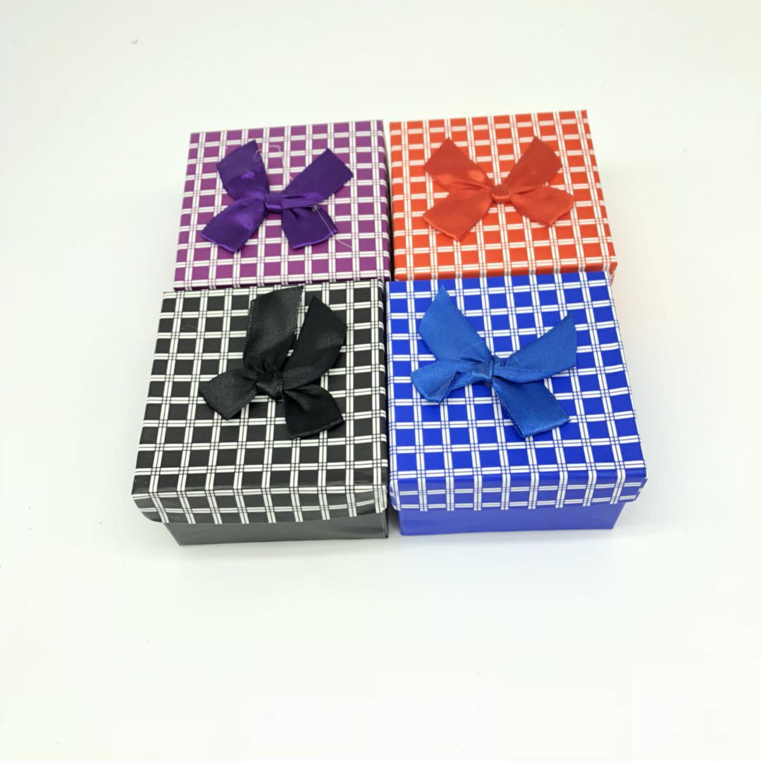 厂家直销9*9手表包装盒首饰盒蝴蝶结礼品盒方格纸盒