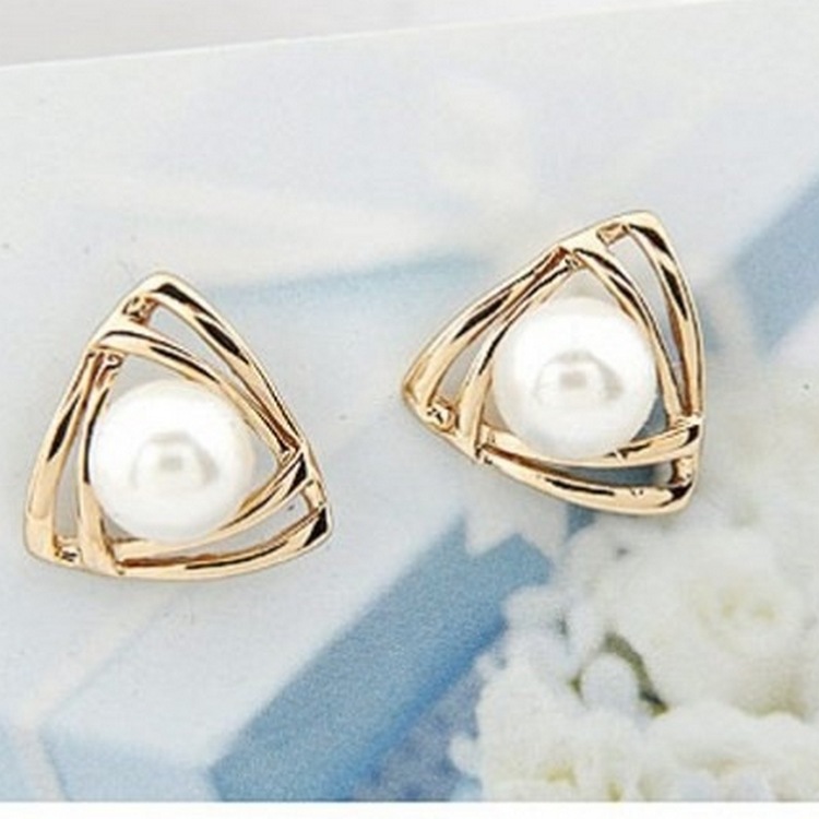 Pendientes de perlas triangulares estilo coreano - Pendientes para mujer - Fuente de joyería pequeña de Yiwu para puestos de 2 yuanes
