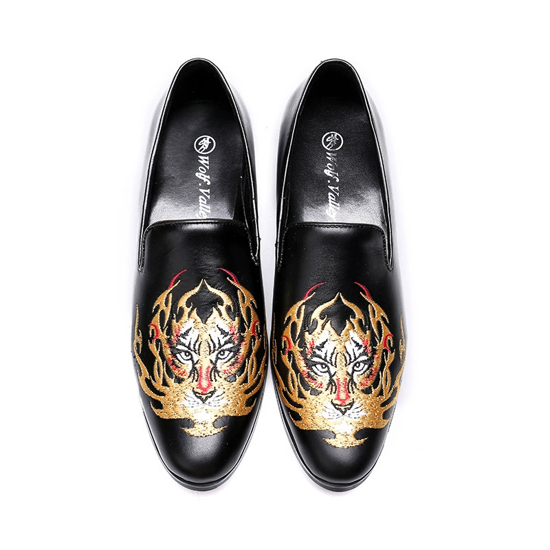 Новые мужские кожаные туфли-броги с резьбой из глянцевой лакированной кожи без шнуровки, мужская обувь, персонализированные повседневные лоферы