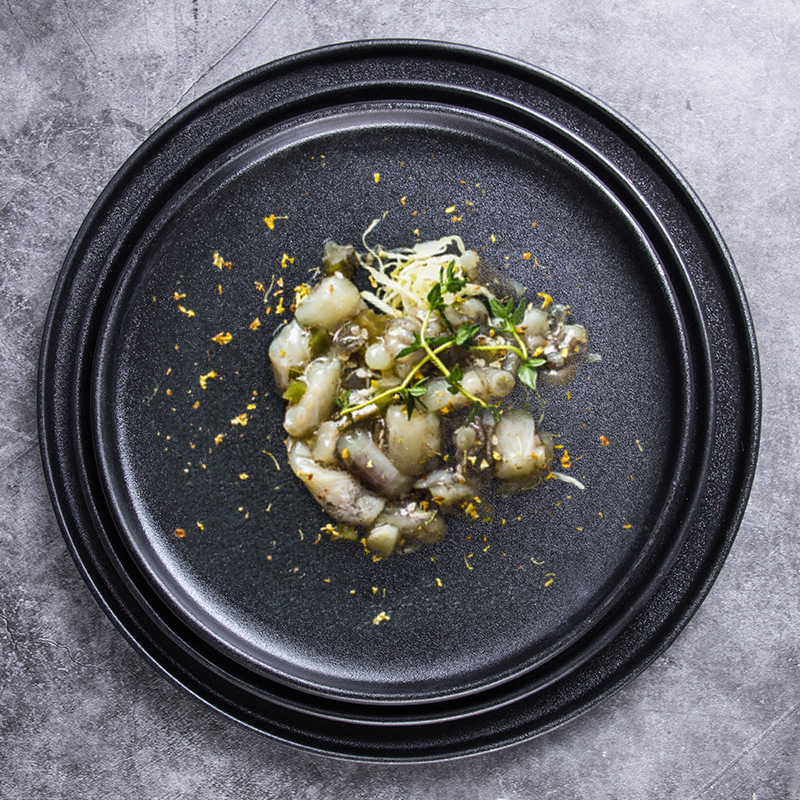 Placa de carne de cerámica esmerilado negro placa de horno redonda placa de sushi esmalte grueso placa de carne a prueba de arañazos hotel de exportación al por mayor