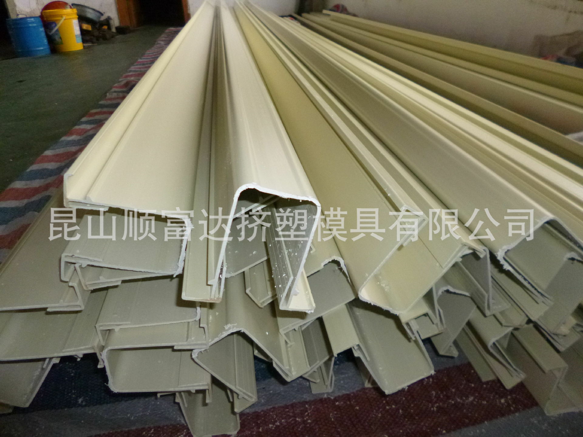 长期供应PVC卷帘门消音门框条挤塑产品