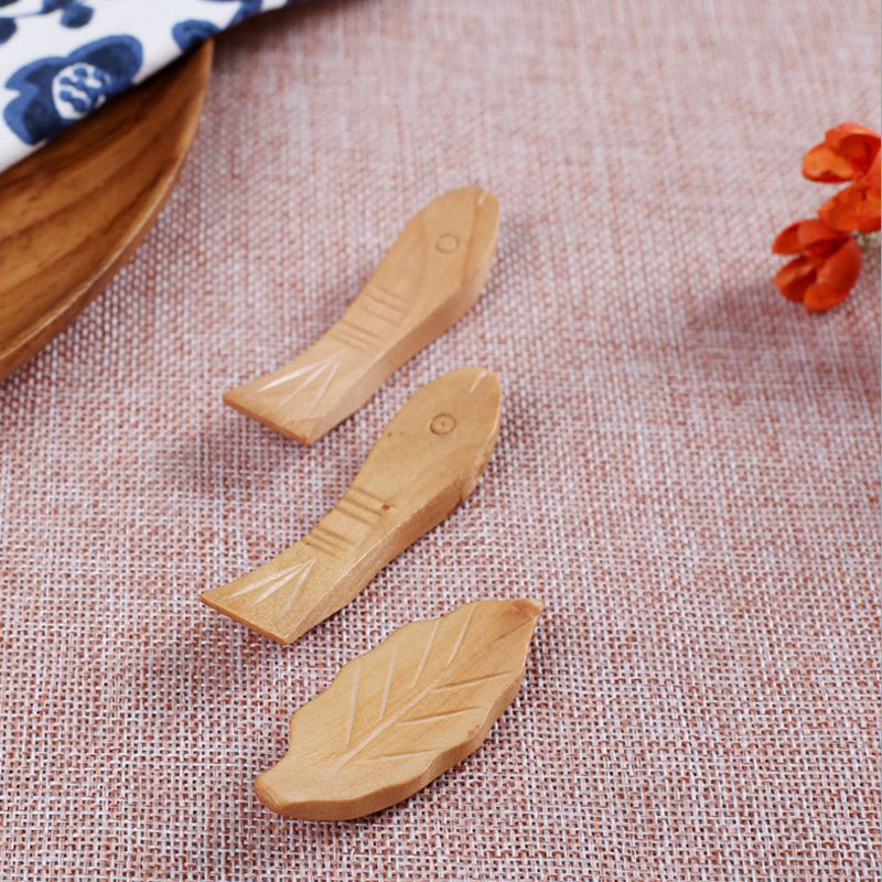 Titular de palillos de madera de primera clase creativo directo de fábrica titular de palillos de dibujos animados occidentales restaurante titular de palillos irregulares en stock