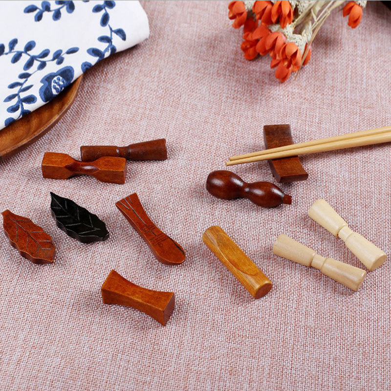 Titular de palillos de madera de primera clase creativo directo de fábrica titular de palillos de dibujos animados occidentales restaurante titular de palillos irregulares en stock