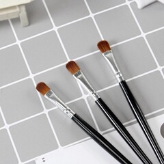 Single Eyeshadow Brush, Synthetic Fiber Black Wood Handle, Single Eye Makeup Brush, Portable, Can Be Used as a Gift