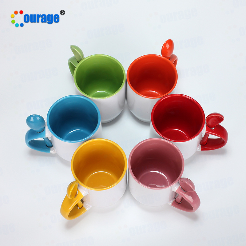 Impresión de transferencia térmica color interior tapón taza de fábrica al por mayor en blanco recubierto taza sublimación Taza de cerámica con cuchara