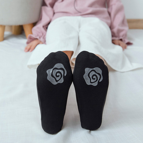 Women's Summer Thin Ice Silk Ship Socks with Non-slip Cotton Soles and Invisible Design, Zhuji Women's Socks Wholesale