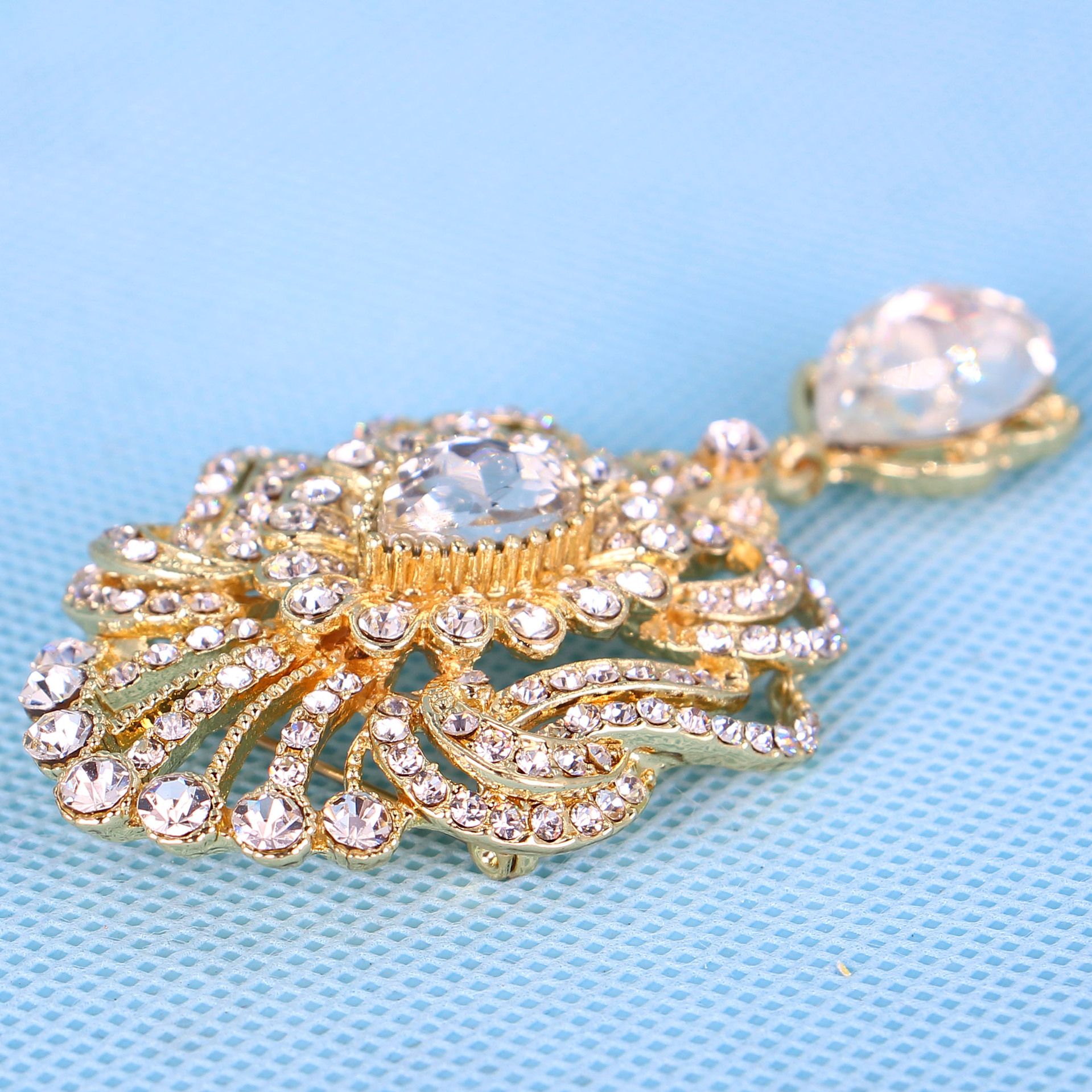 Lyxig kristallkrona brosch dam elegant glasnål_voghion.com