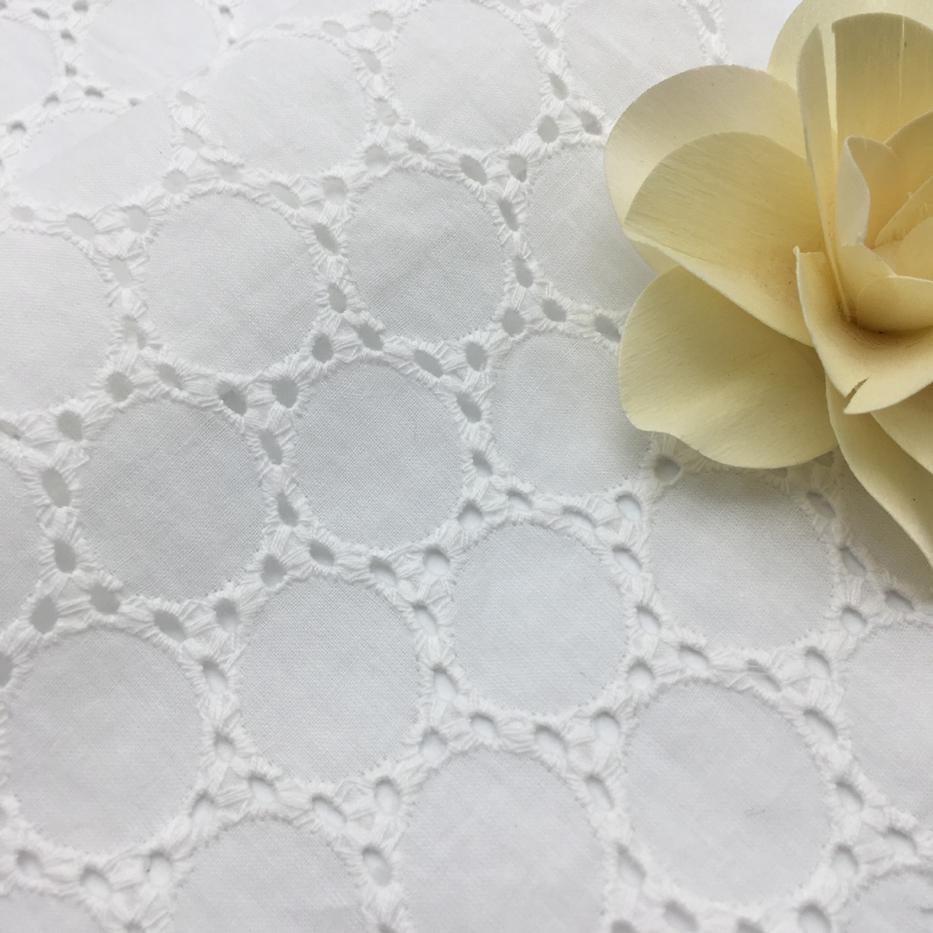 时尚镂空刺绣面料花边辅料 棉布打孔绣花布 棉布刺绣布料厂家供应