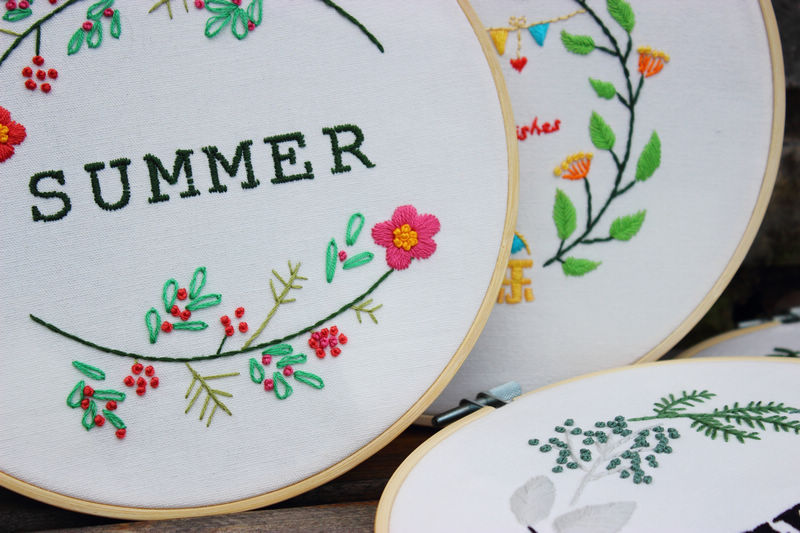 Ventas directas de la fábrica cuatro estaciones Primavera Verano otoño tela hecha a mano DIY principiante bordado europeo flores y plantas paquete material kit costura