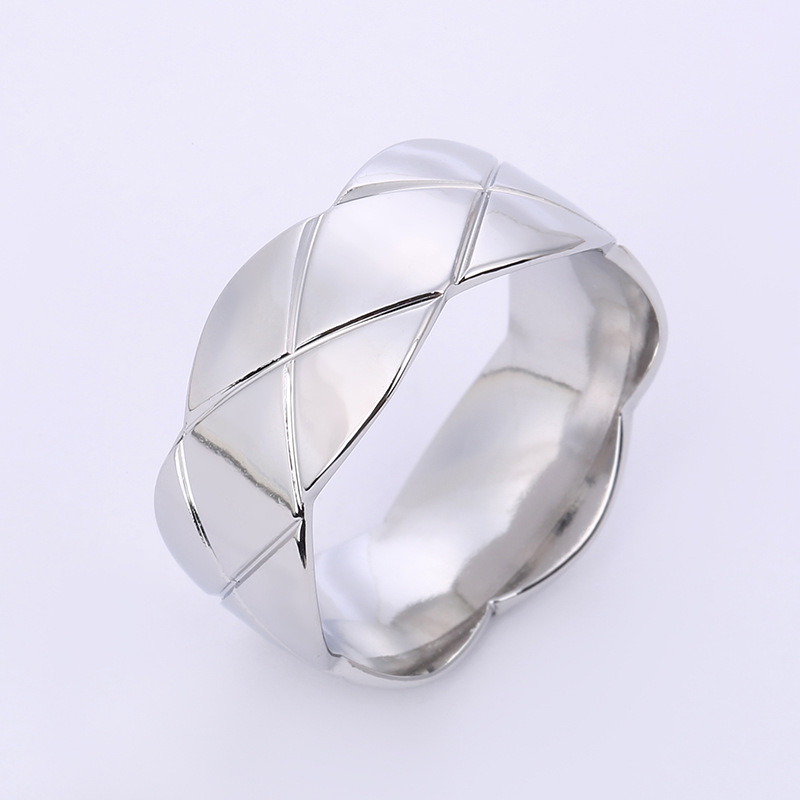 Joyería de estilo europeo y americano con formas irregulares, bordes ondulados y patrones de diamantes, anillos de acero inoxidable y titanio, suministro directo del fabricante.