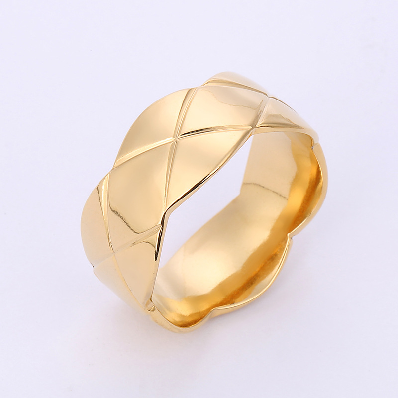 Joyería de estilo europeo y americano con formas irregulares, bordes ondulados y patrones de diamantes, anillos de acero inoxidable y titanio, suministro directo del fabricante.