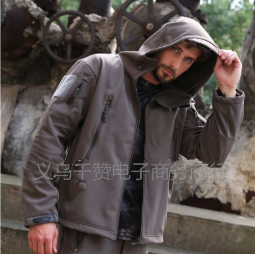 Manufacturer outdoor TAD shark skin soft shell V4.0 windproof and rainproof jacket for men, warm sports fleece jacket