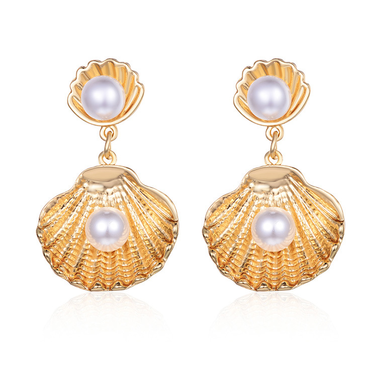 Fashionable beach earrings from pearl
