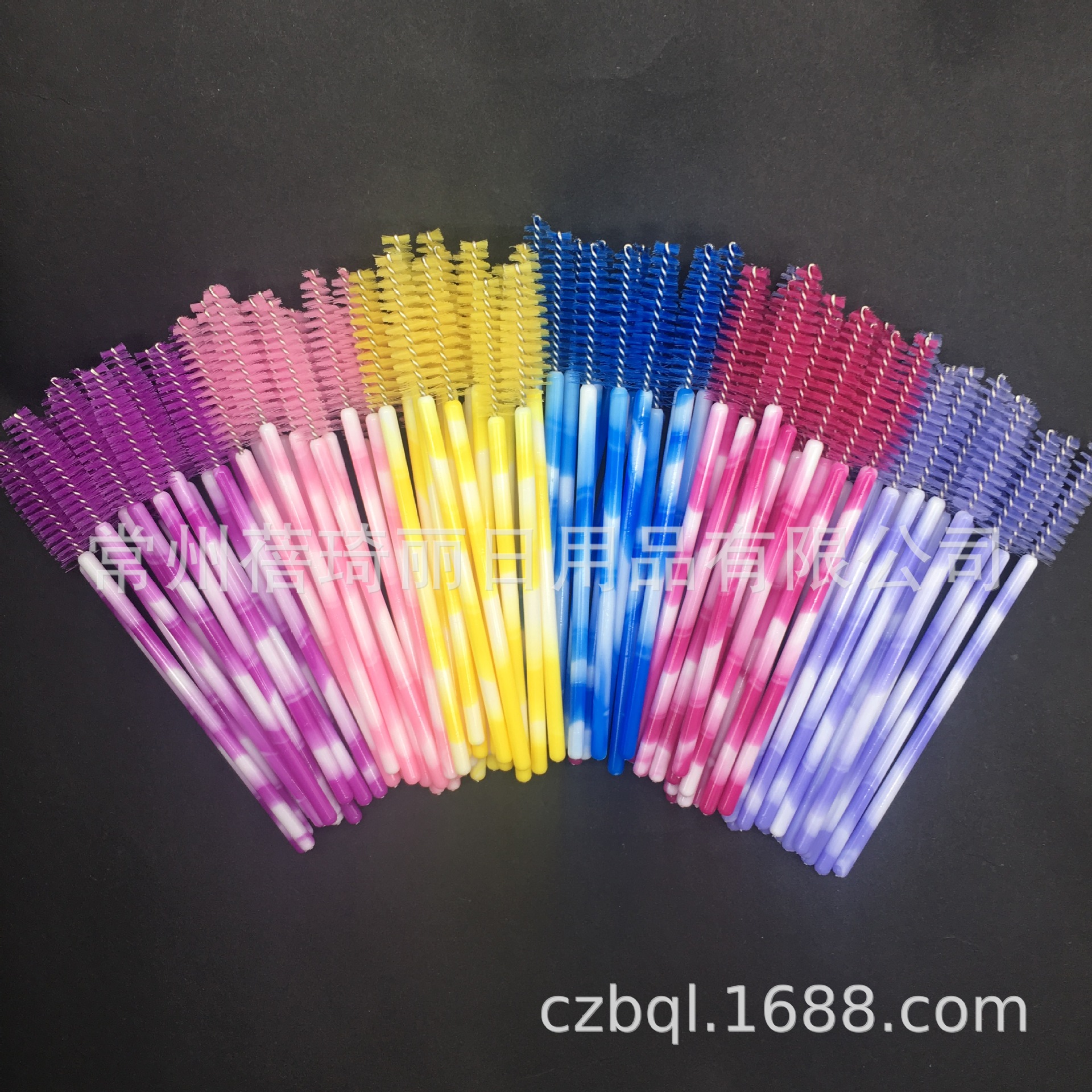 Disposable two-color brush for eyelashes