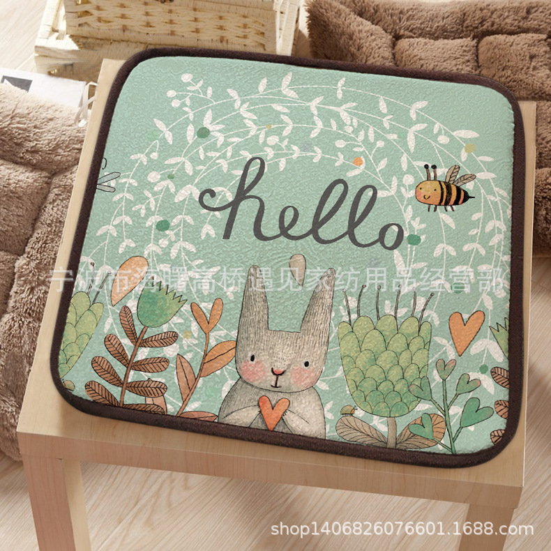 Кролик, шелковая подушка, пчела