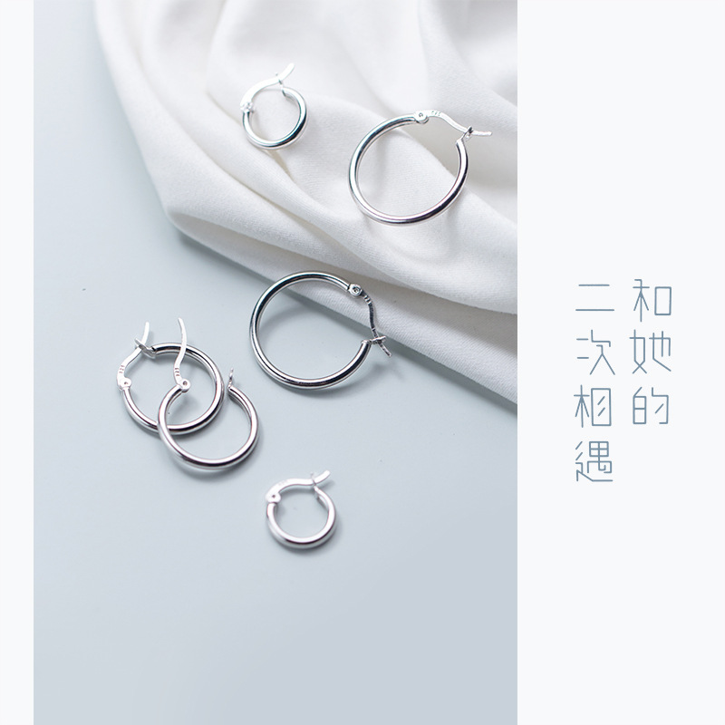 S925 auriculares redondos de brillo de botón de auriculares personales geométricos huecos aretes de aretes redones de tendencia aretes rojos E9786