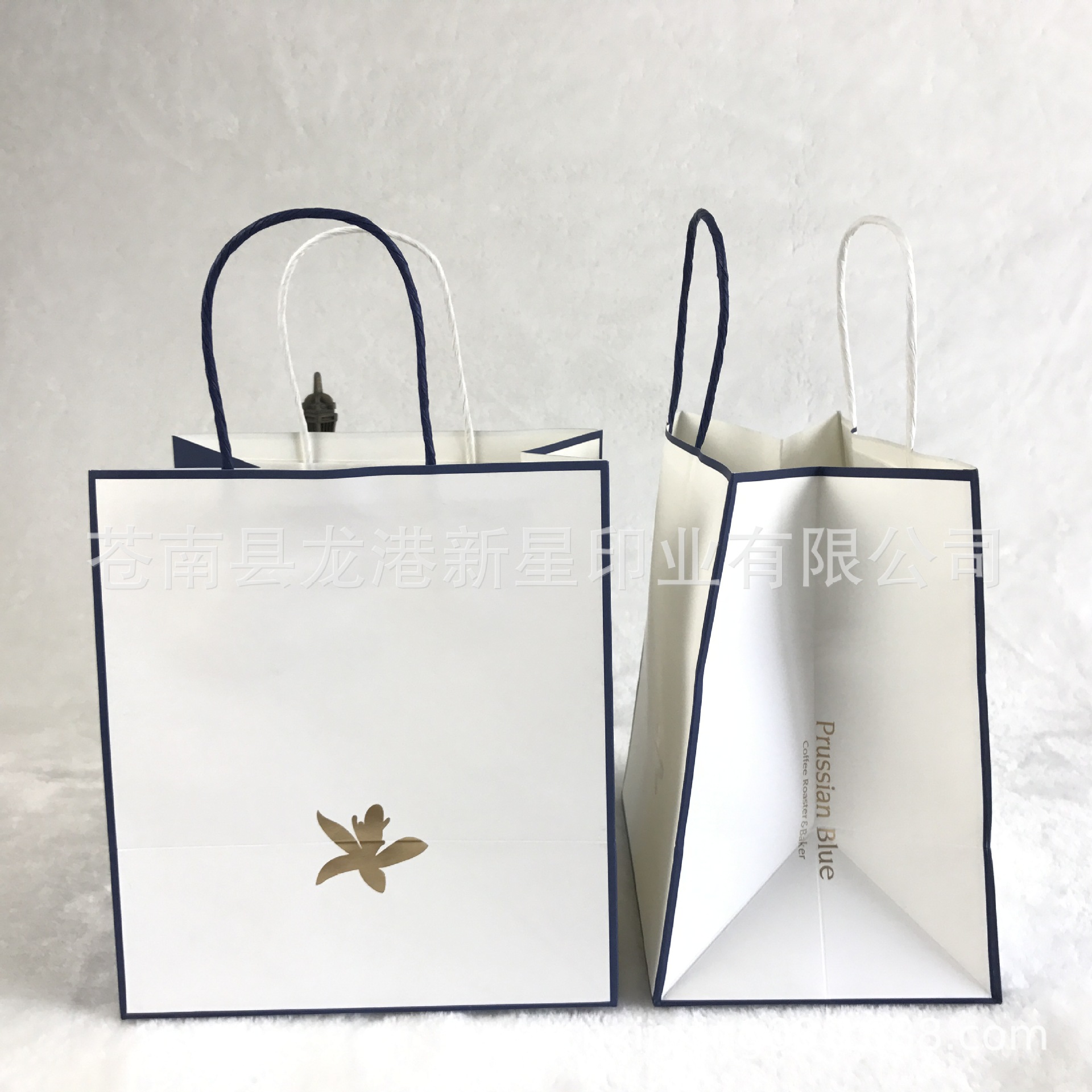白牛纸袋烫亚金生产 蓝白双色纸绳手提袋厂家加工印制