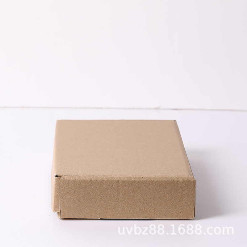 Caja de embalaje de caja de máquina de avión transfronteriza de papel kraft extra duro y grueso de 3 capas Caja de ropa cuadrada corrugada en stock