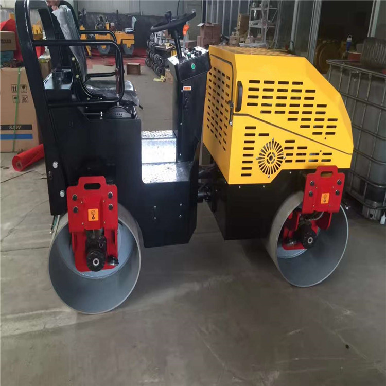现货供应1吨半压路机厂家包邮 沟壑回填用小型全液压振动压路机