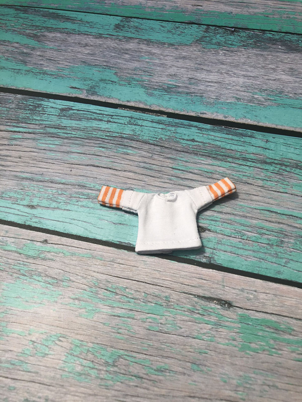 Listras laranja e brancas em fundo branco / Corpo de 11 cm pode ser usado