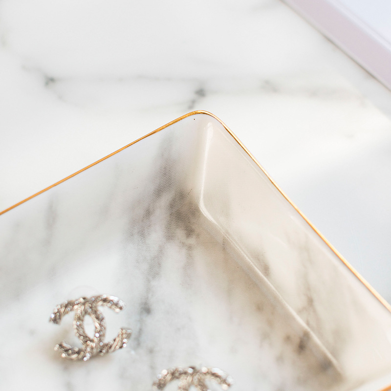 メーカー卸売りの流れ北欧風大理石紋描金辺陶磁器アクセサリー盤デスクトップ化粧品収納盤