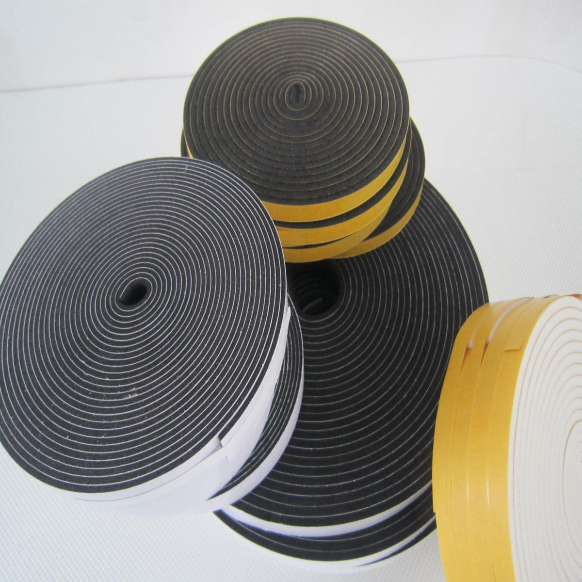 厂家供应阻燃减震密封条可自粘背胶规格定 制