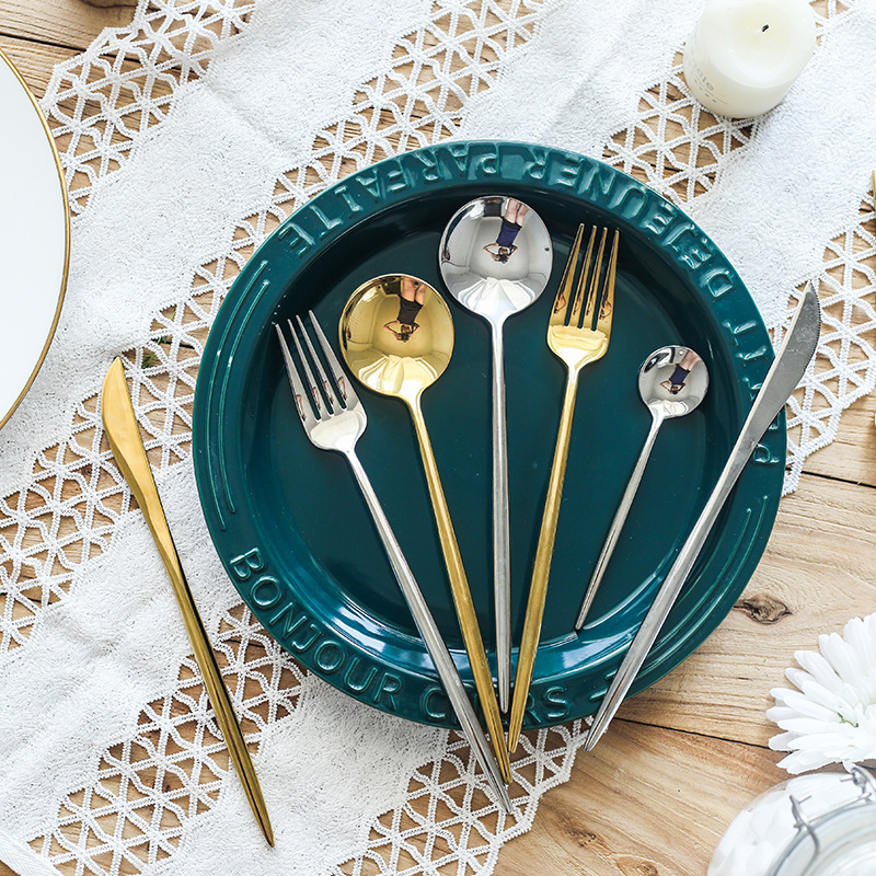 Cuchillo de carne occidental portugués, tenedor y cuchara de tres piezas conjunto 304 traje de acero inoxidable vajilla conjunto completo cuchara de oro