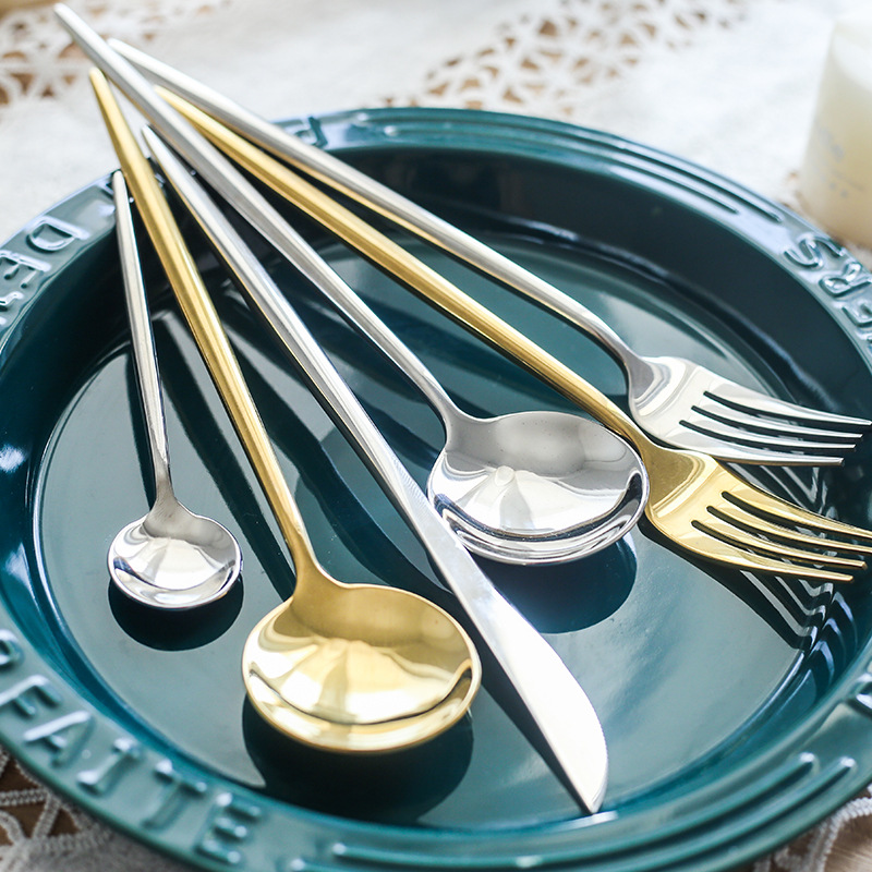 Cuchillo de carne occidental portugués, tenedor y cuchara de tres piezas conjunto 304 traje de acero inoxidable vajilla conjunto completo cuchara de oro