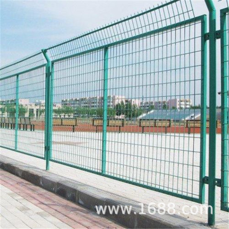 现货供应框架式护栏网 公路两侧封闭网 车间隔离网框架双边丝护栏