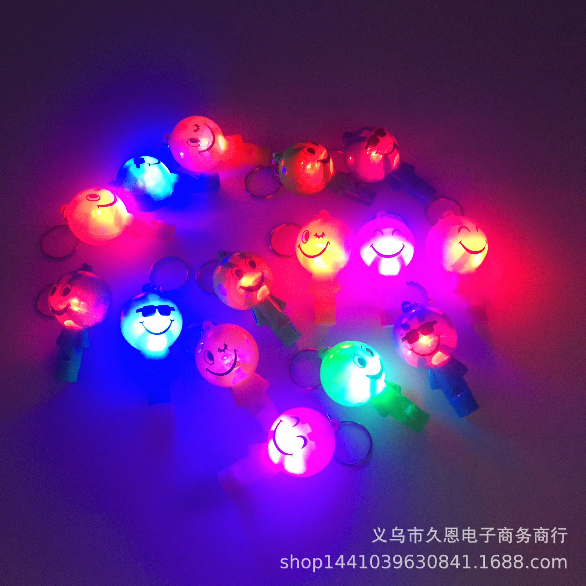 Lindo Smiley cara villano silbato luz de color LED llavero luz colgante luminoso juguete pequeño regalo actividad