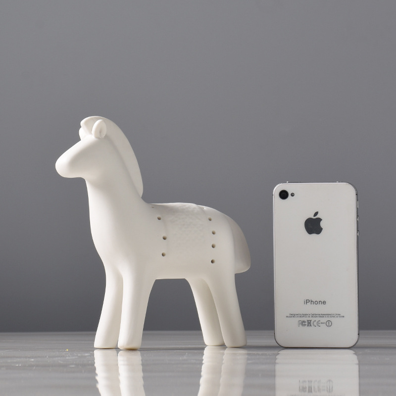 現代的なファッションのシンプルな陶磁器の馬の置物のリビングルームの家庭の装飾品の飾り物の創意工芸品のテレビのキャビネットのワインキャビネット