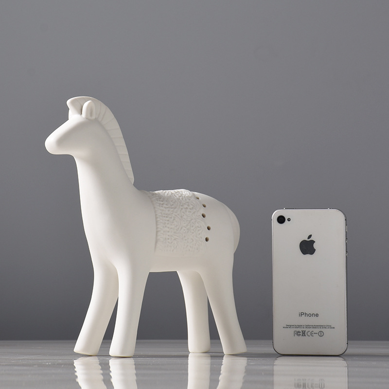 現代的なファッションのシンプルな陶磁器の馬の置物のリビングルームの家庭の装飾品の飾り物の創意工芸品のテレビのキャビネットのワインキャビネット