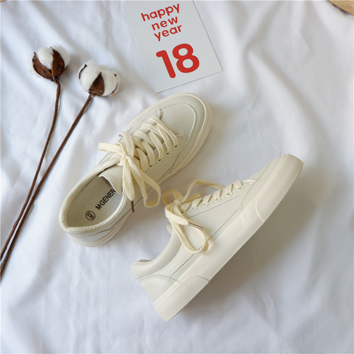 Dilraba's trendy go-to white sneakers for women, 2018 autumn style—Instagram-worthy, versatile student-friendly, with a leather upper in the Yohji Yamamoto-inspired Ulzzang skate shoe look.