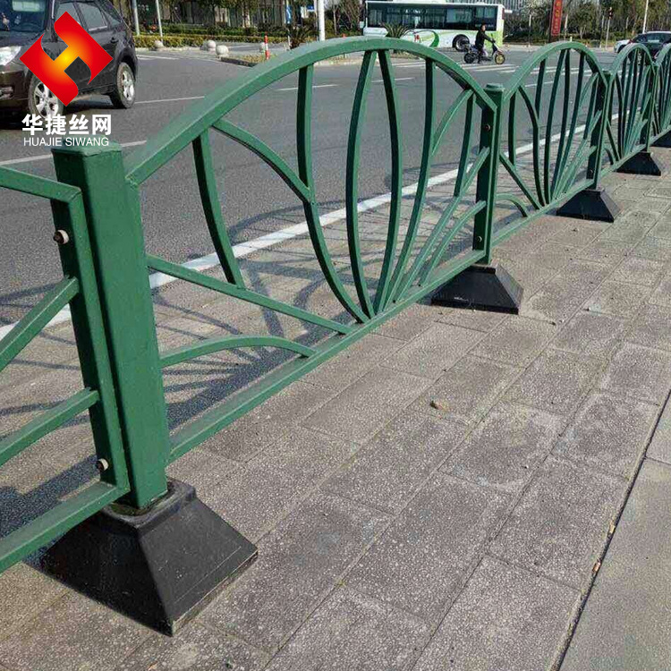 厂家批发铁艺花式异型道路护栏 人行道隔离栏杆 市政道路栅栏围栏