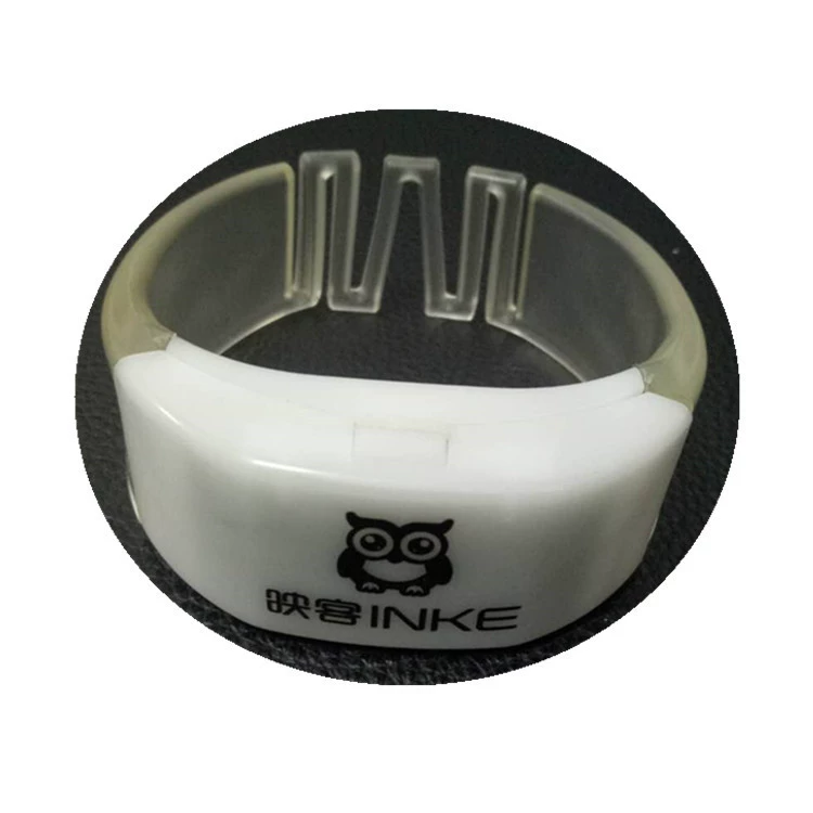 Fluorescence interactive flashing bracelet