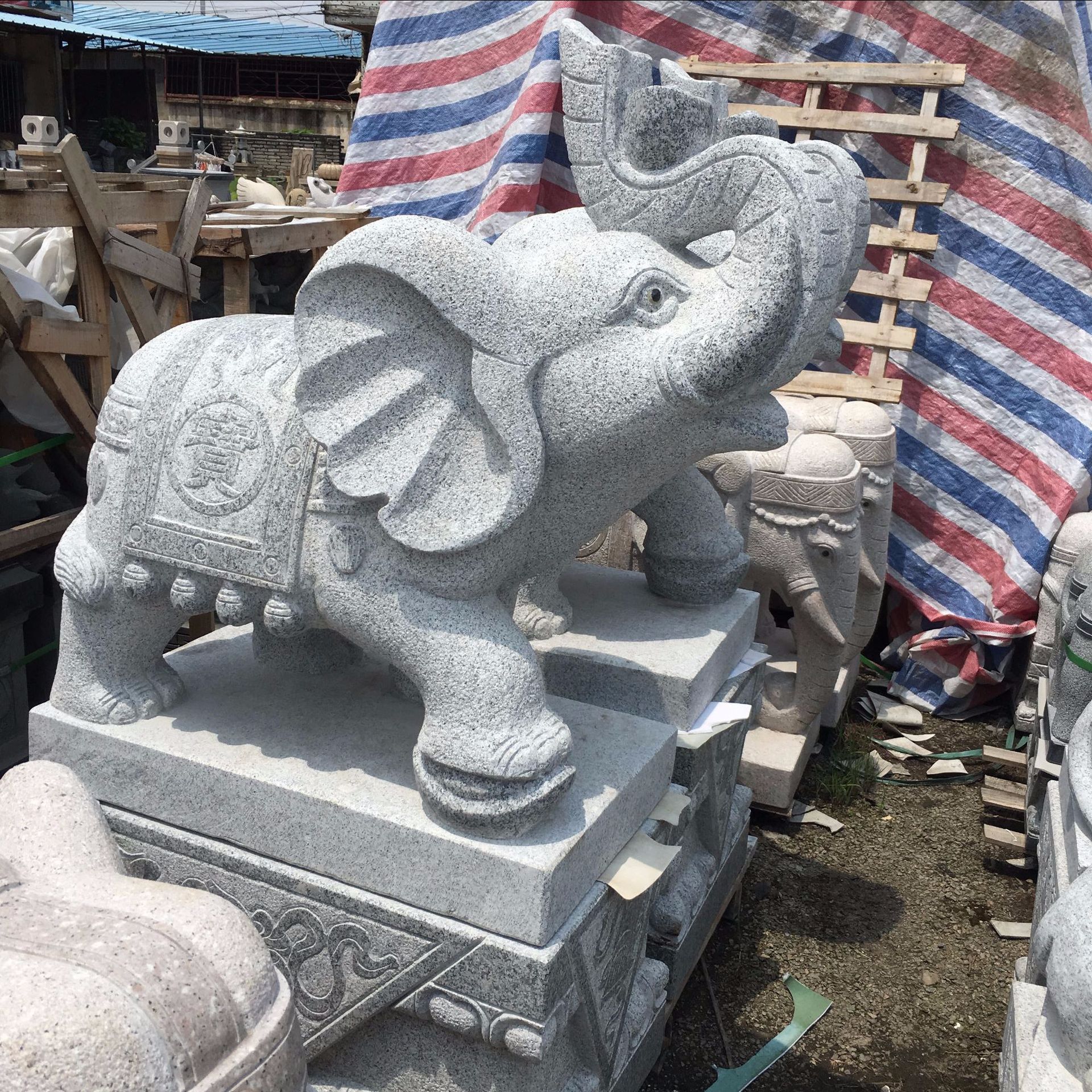 ��ɽ�����������ʯ��ڼ�һ�ԼҾ�ͥԺ�ſ���լ�в���Ȼʯ�ĵ��