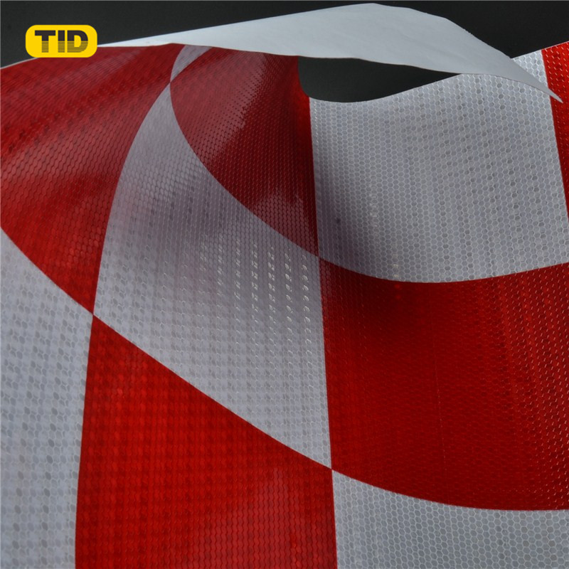 批发背胶防撞桶反光膜 红白方格防撞桶膜 pvc晶彩格反光贴纸材料