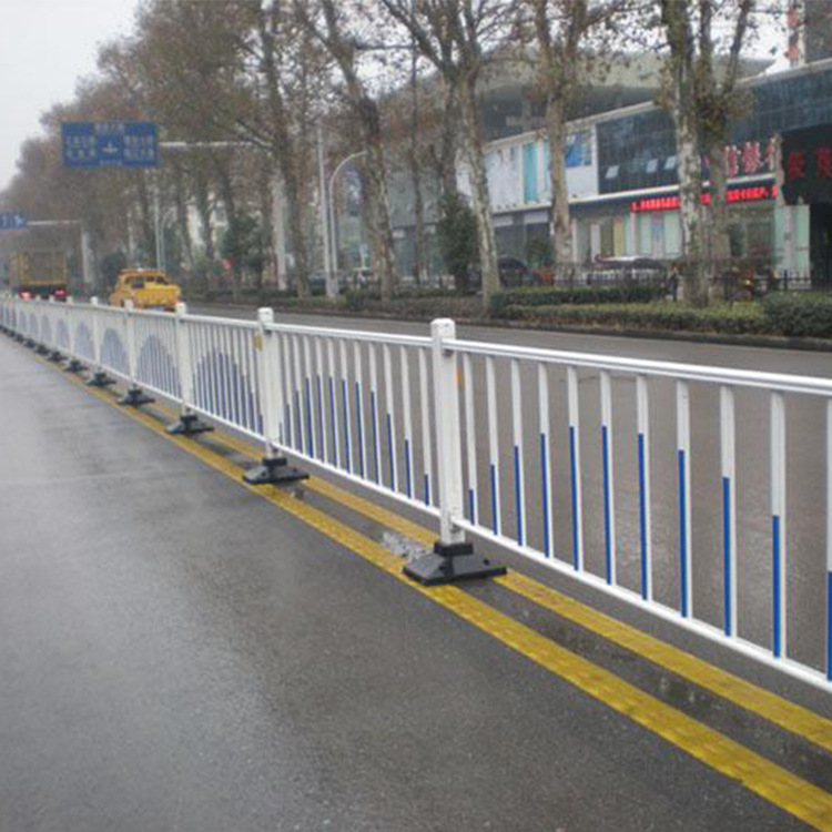 市政道路中央隔离栏 热镀锌钢管护栏 公路塑钢防护栏 厂家批发
