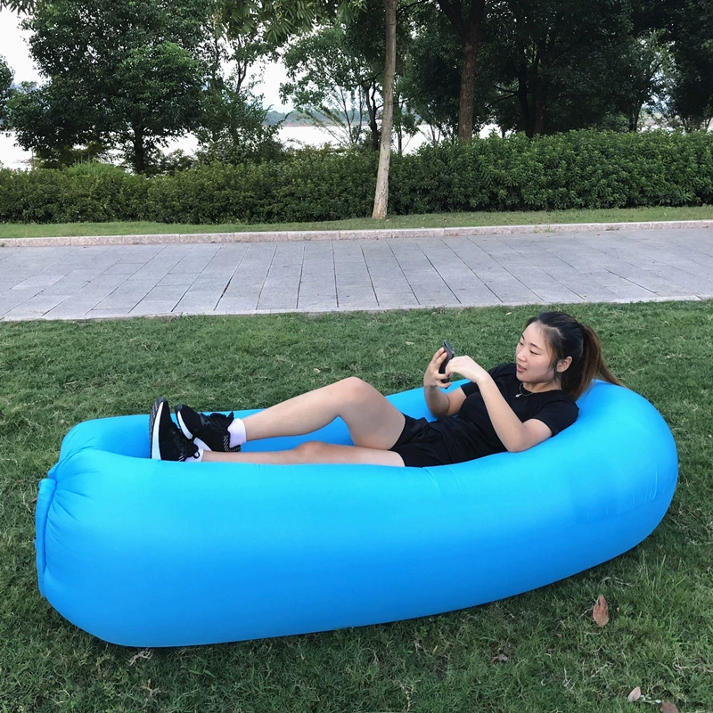 Двухслойный складной дорожный диван-кровать надувной пляжный sleeping bag в руках