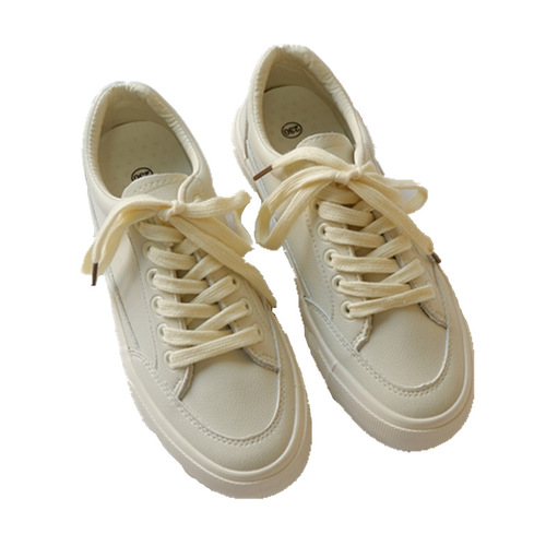 Dilraba's trendy go-to white sneakers for women, 2018 autumn style—Instagram-worthy, versatile student-friendly, with a leather upper in the Yohji Yamamoto-inspired Ulzzang skate shoe look.