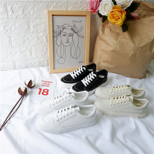 Dilraba's trendy go-to white sneakers for women, 2018 autumn style—Instagram-worthy, versatile student-friendly, with a leather upper in the Yohji Yamamoto-inspired Ulzzang skate shoe look.