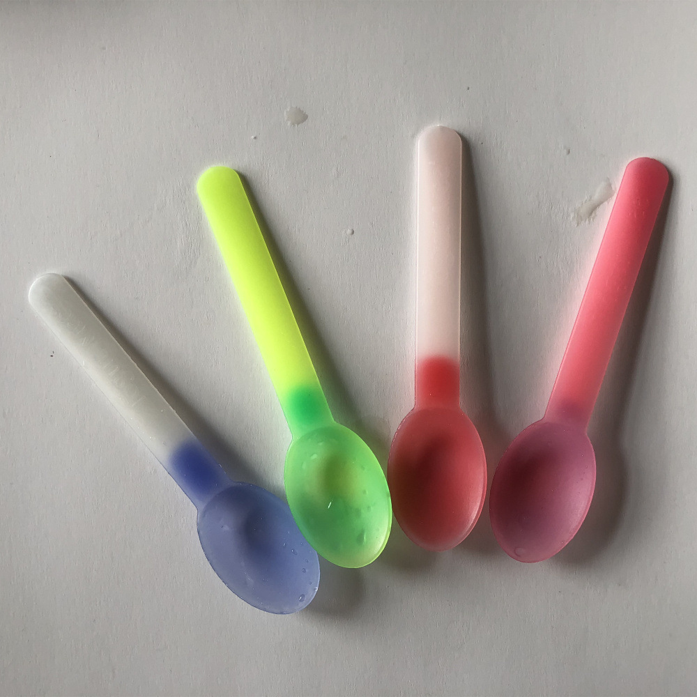 Direct color change temperature spoon