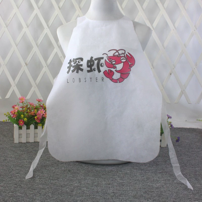 Фабрика производит одноразовые фартуки для ресторанов с горячими блюдами и лобстерами, изготавливая нетканые нагрудники, которые могут быть нанесены на них логотипы в качестве рекламных сувениров.