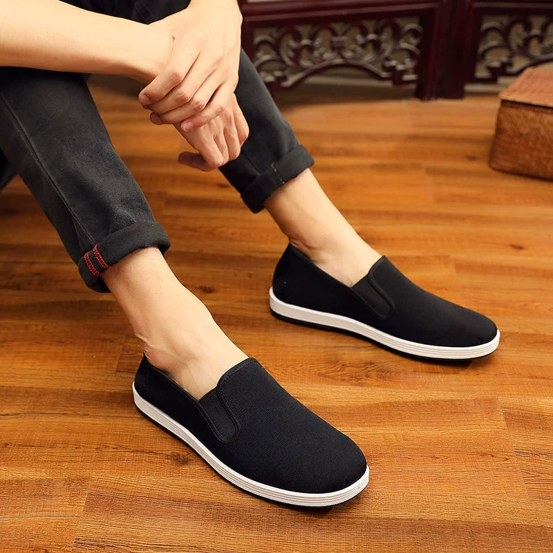 Старая пекинская обувь из ткани утолщена на черном фоне